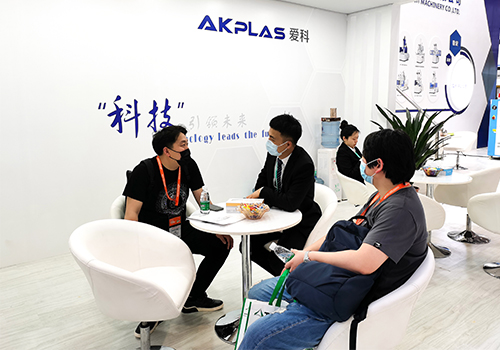 愛科機械參加CHINAPLAS2021，講解注塑機